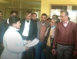 परघनाधिकारी को ज्ञापन सौपते अधिवक्तागण