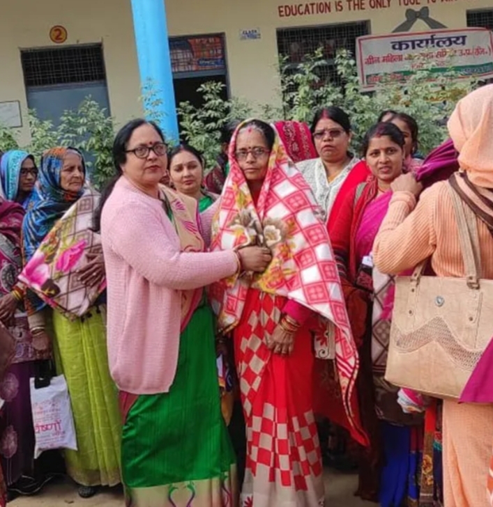 कंबल वितरण़ करते पदाधिकारी गण़