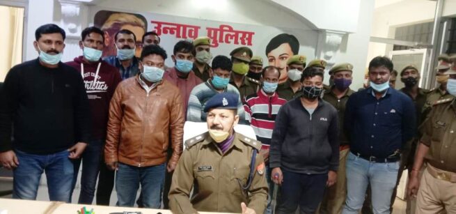 पुलिस पार्टी के साथ अभियुक्त