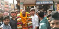 स्वगत करते कार्यकर्ता