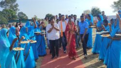 गांव की महिलाओं ने किया फूलों से पूर्व विधायक पंडित रमेश दुबे का स्वागत